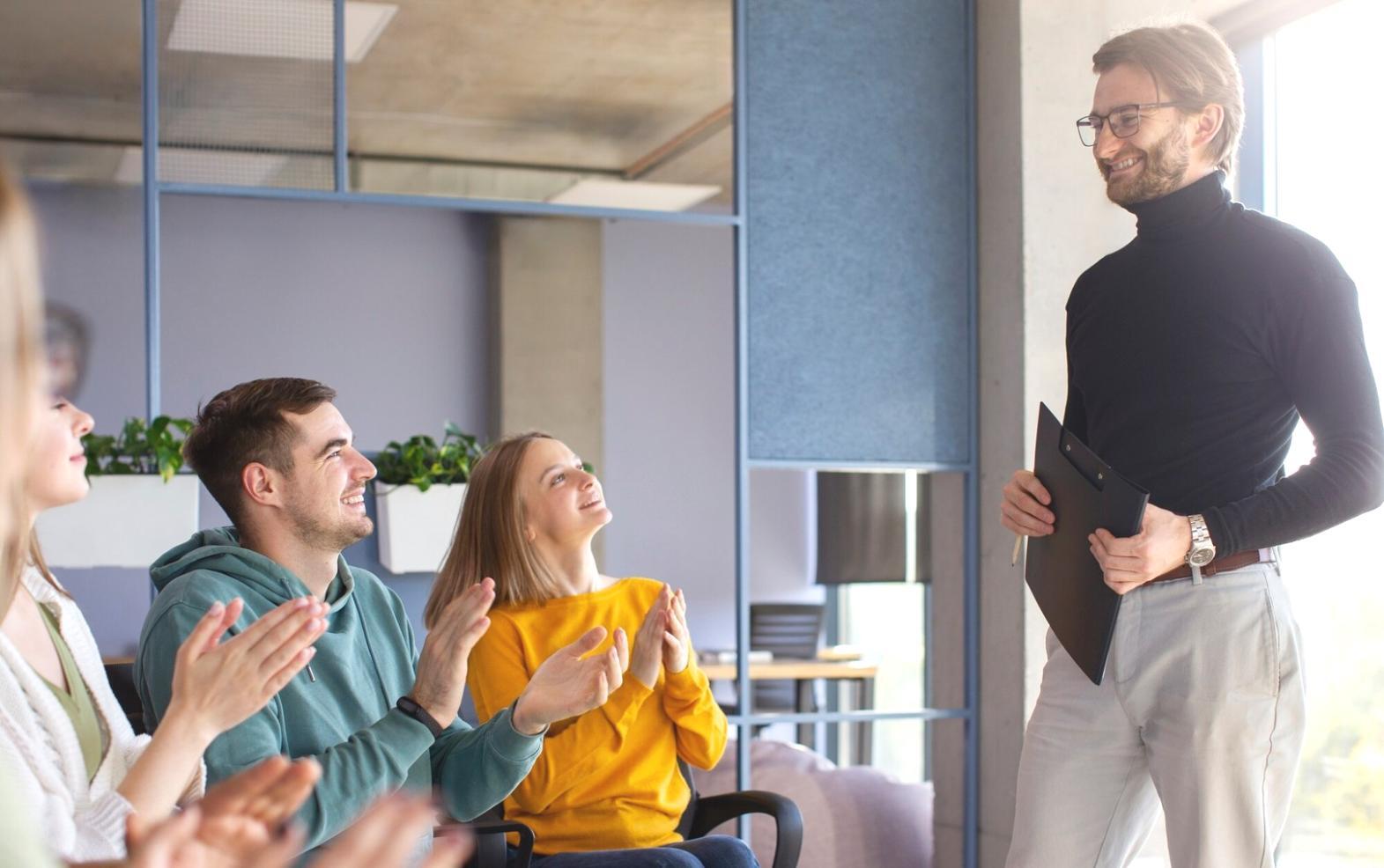 Espace d'accueil chaleureux avec décoration moderne pour accompagnement en développement personnel